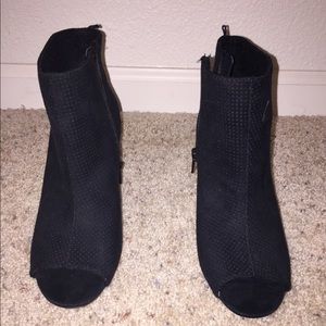 Old Navy Sueded Peep-Toe booties (7M)
